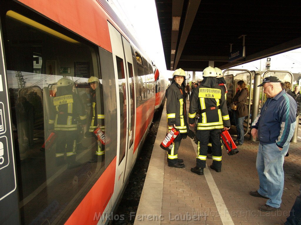Feuer in Toilette des S-Bahn Zug Koeln Kalk Trimbornstr  P14.JPG